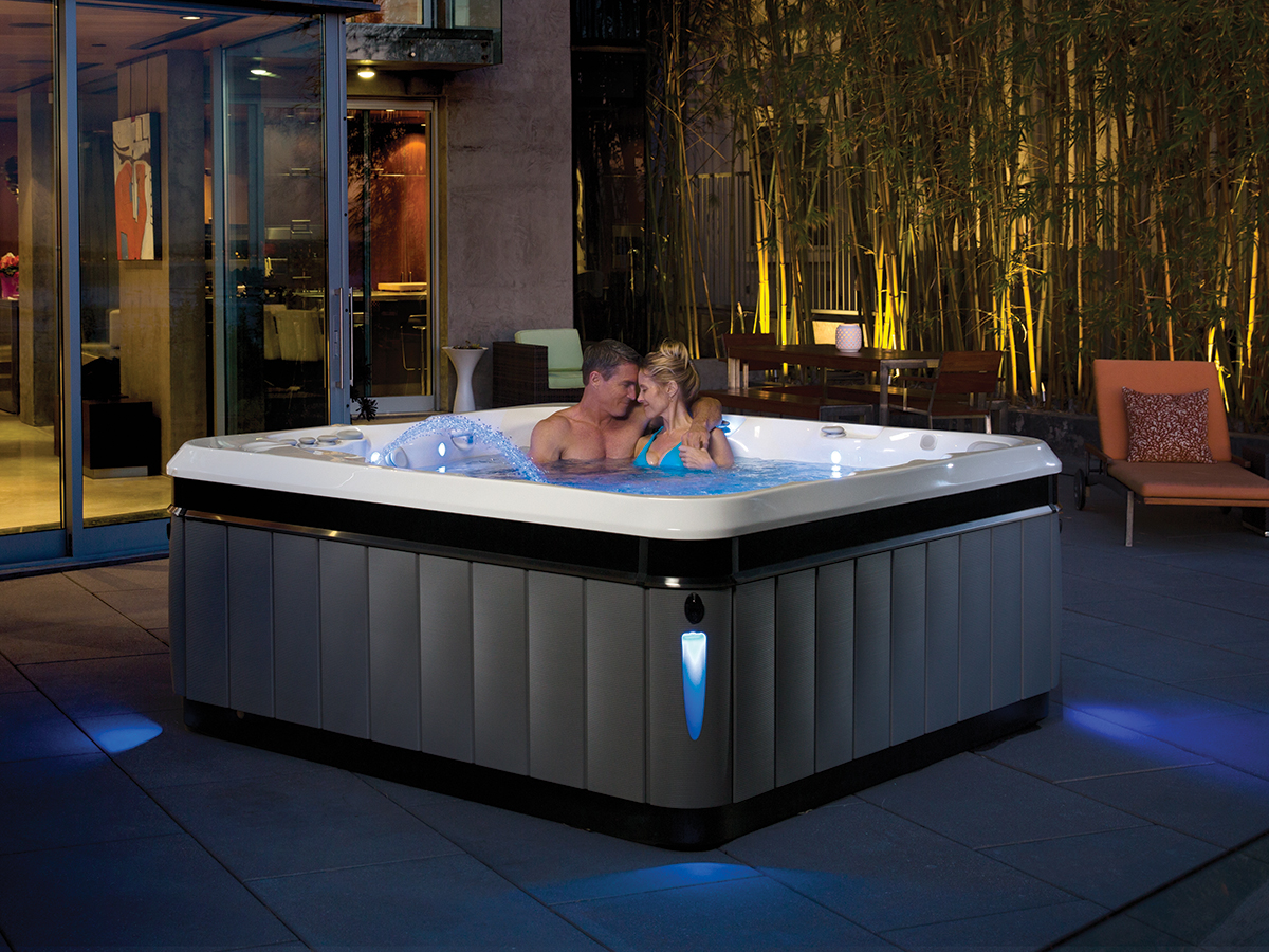 Spabad Utopia Tahitian, par badat i skymningen, Pool store