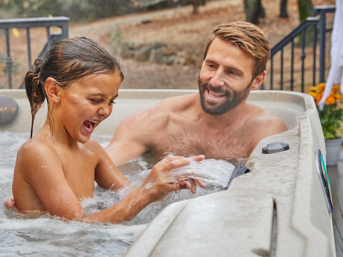 Spabad Fanatsy, pappa och dotter leker i spabadet, Pool store