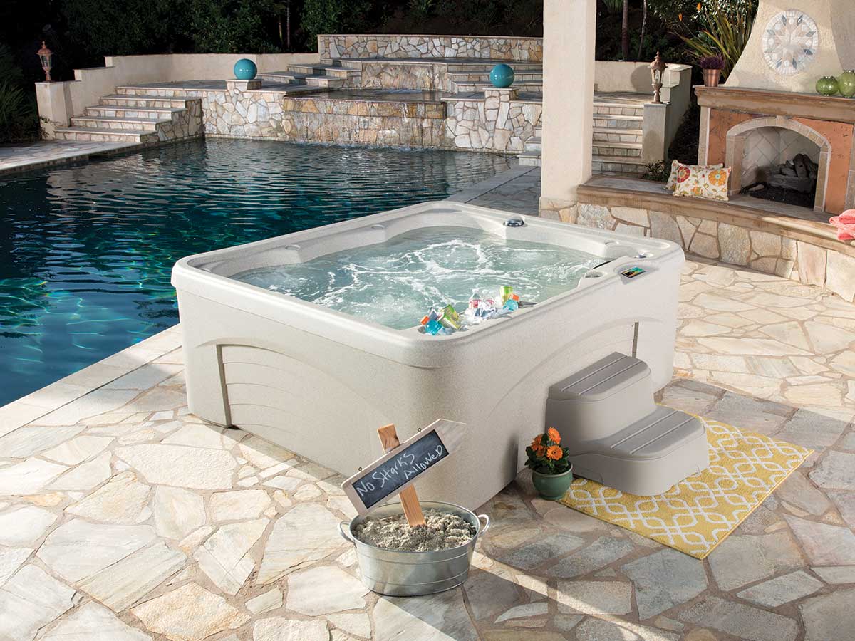 Spabad Fantasy med pool i bakgrunden, Pool store
