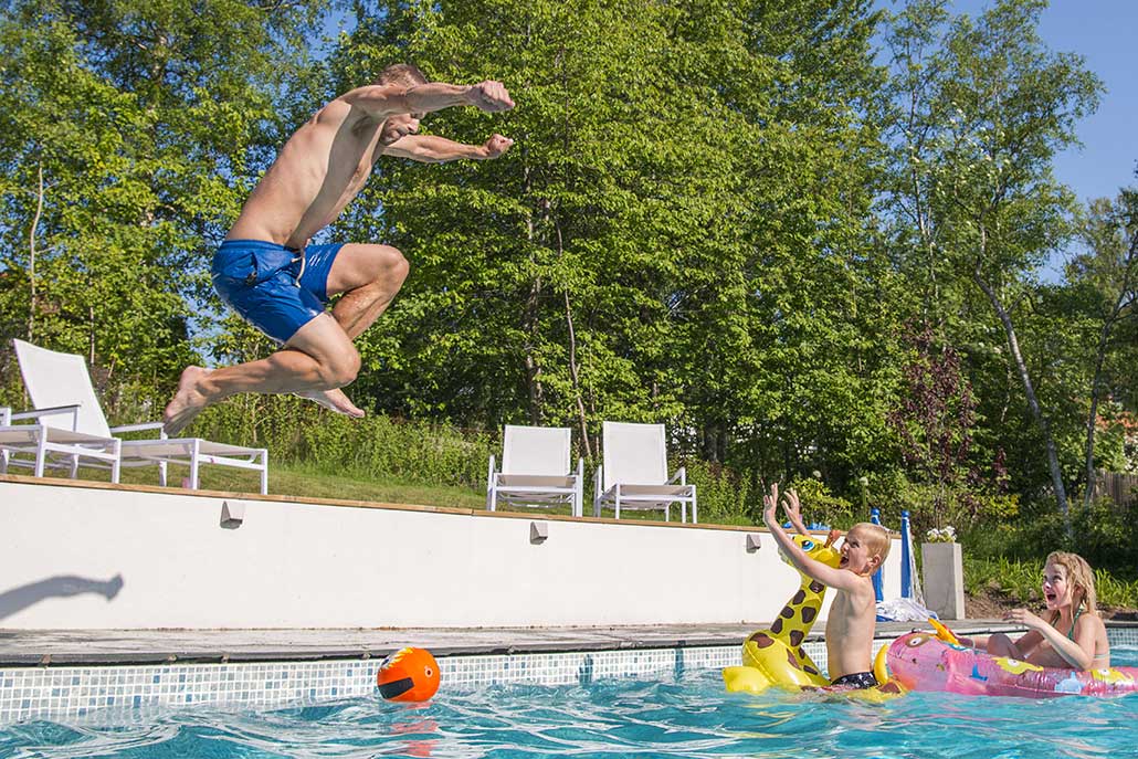 Wikipool, Poolstories, pappa hoppar i poolen, Pool Store